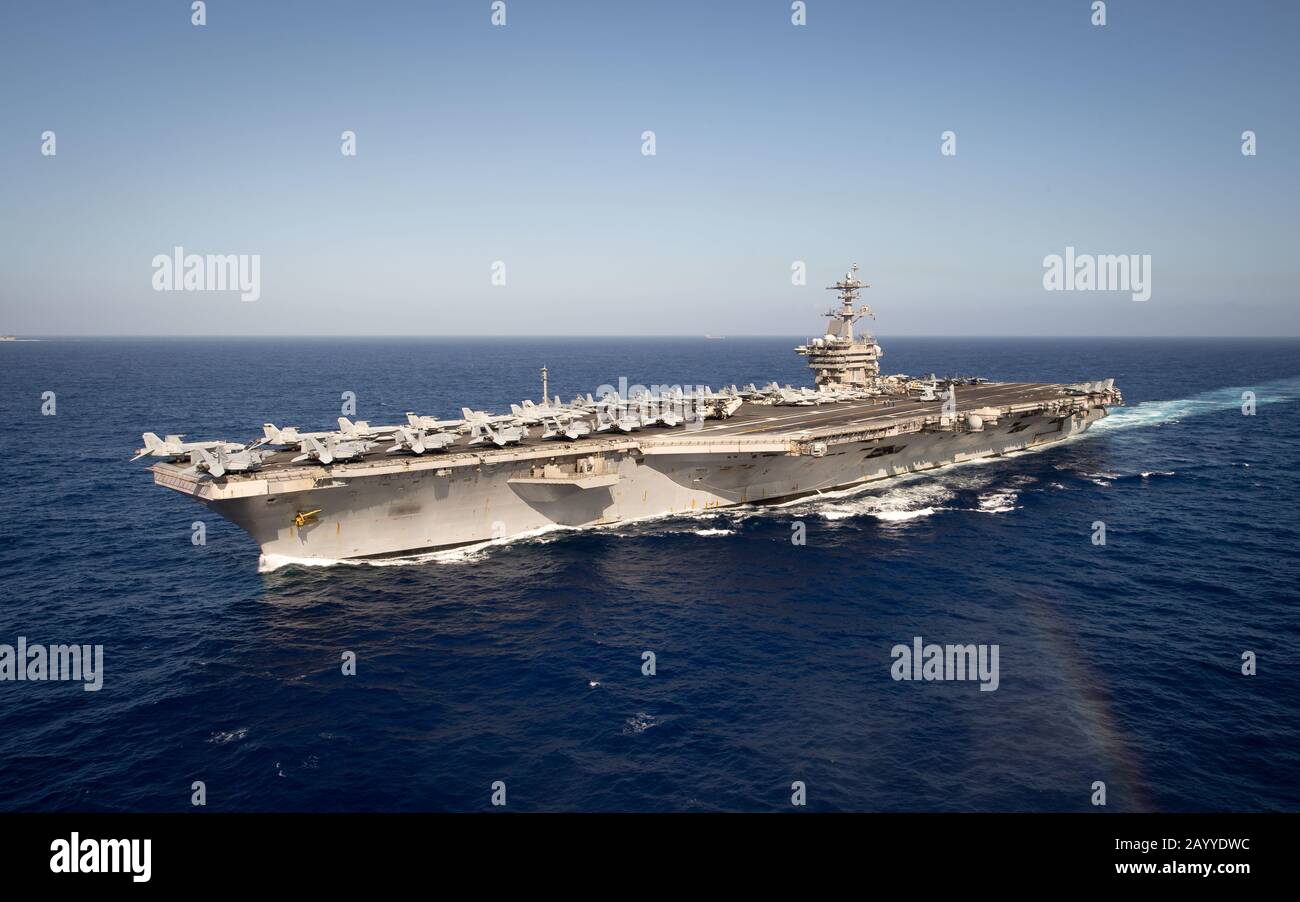 La nave portaerei nucleare USS Theodore Roosevelt, di classe Nimitz, transita nell'Oceano Pacifico nel 15 febbraio 2020 nell'Oceano Pacifico. Foto Stock