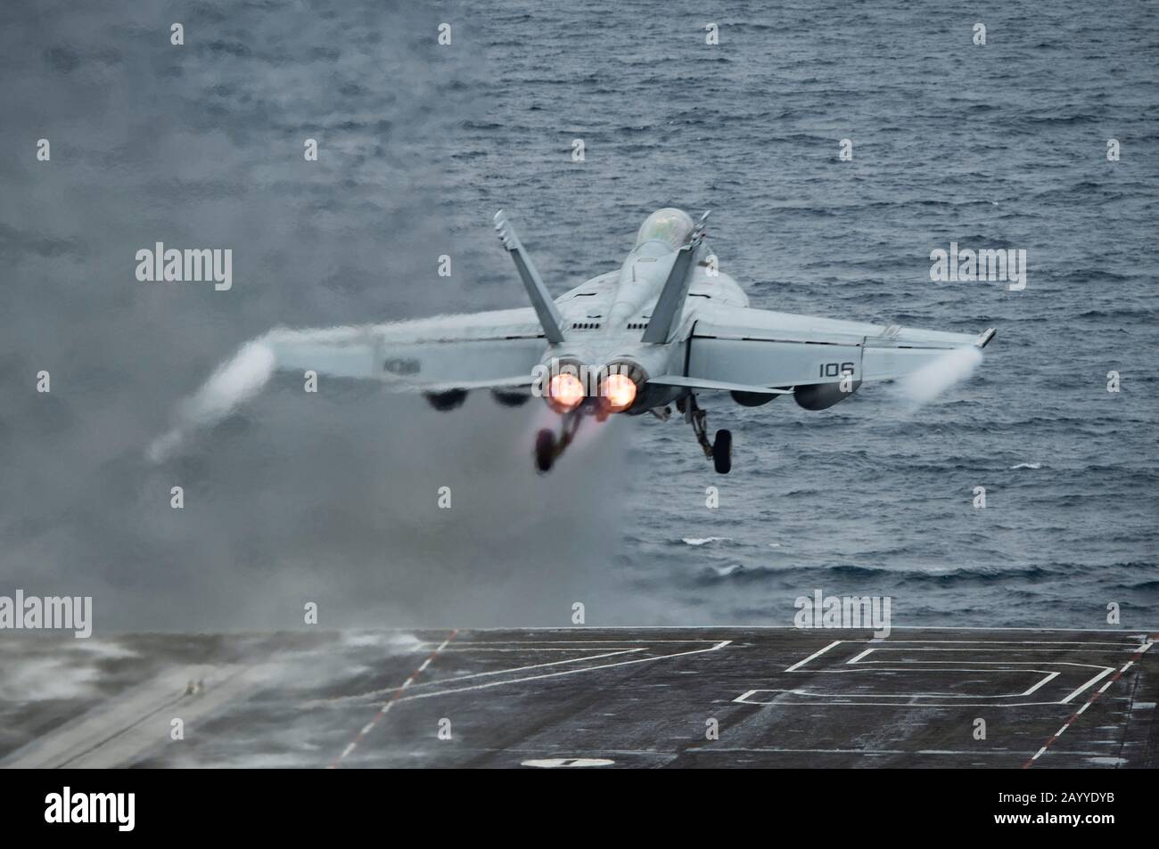 Un aereo da combattimento Super Hornet F/A-18F della marina statunitense collegato ai Red Ripper dello Strike Fighter Squadron 11 decada dal ponte di volo del portaerei della classe Nimitz USS Harry S. Truman, che opera a sostegno Dell'Operazione Inerente Resolve 29 dicembre 2019 nel Mar Arabico. Foto Stock