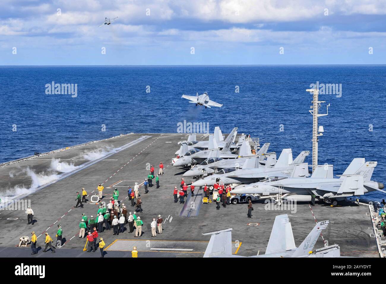 Un aereo da combattimento Super Hornet F/A-18F della marina statunitense collegato ai Fighting Checkmates dello Strike Fighter Squadron 11 decollerà dal ponte di volo della portaerei della classe Nimitz USS Harry S. Truman, operativa il 1° dicembre 2019 nell'Oceano Atlantico. Foto Stock