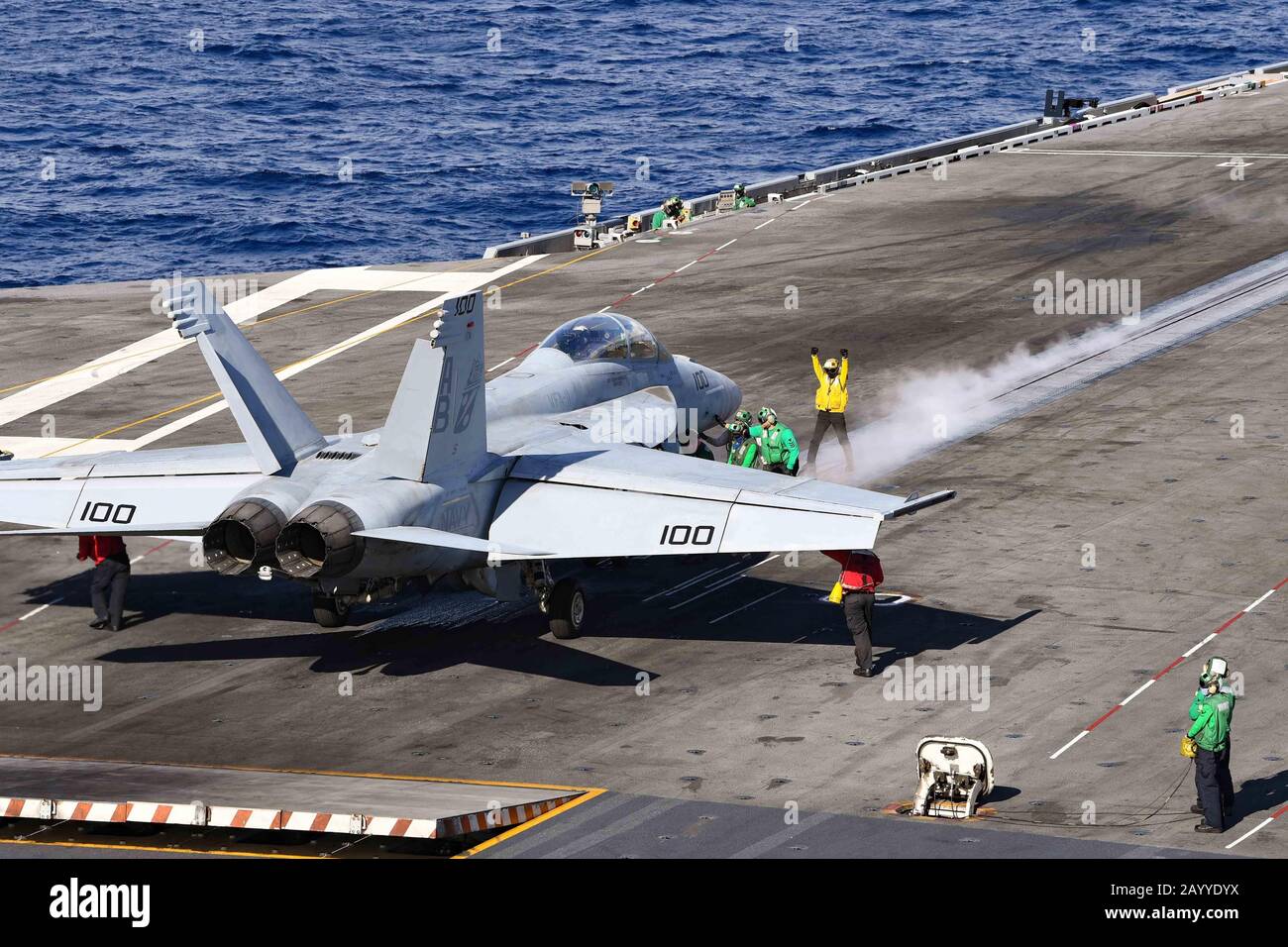 Un aereo da combattimento Super Hornet F/A-18F della marina statunitense collegato ai Red Ripper dello Strike Fighter Squadron 11 si prepara a decollare dal ponte di volo della portaerei della classe Nimitz USS Harry S. Truman, operante il 1° dicembre 2019 nell'Oceano Atlantico. Foto Stock