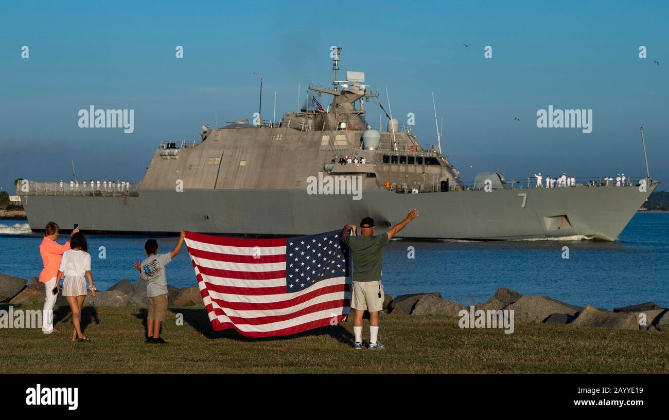 I membri della famiglia si infranagliano come nave da combattimento di classe liberal della marina statunitense USS Detroit parte dalla base navale di Mayport per un dispiegamento programmato il 31 ottobre 2019 a Jacksonville, Florida. Foto Stock