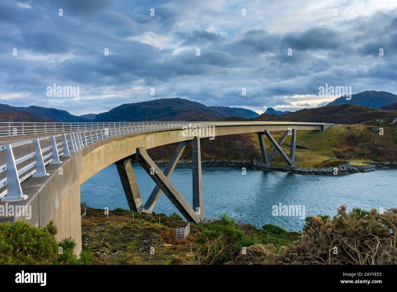 Il ponte Kylesku (Drocaid A' Chocolais Chumhaing) che attraversa Loch A' Chàirn Bhàin, vicino a Kylestrom, Sutherland, Scozia, Regno Unito. Foto Stock