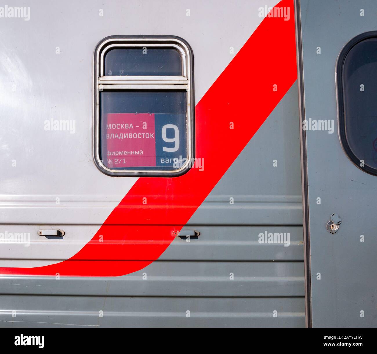 Trasporto ferroviario trans-Siberian Express con viaggio di lunga distanza da Mosca al cartello Vladivostok, Siberia, Federazione Russa Foto Stock