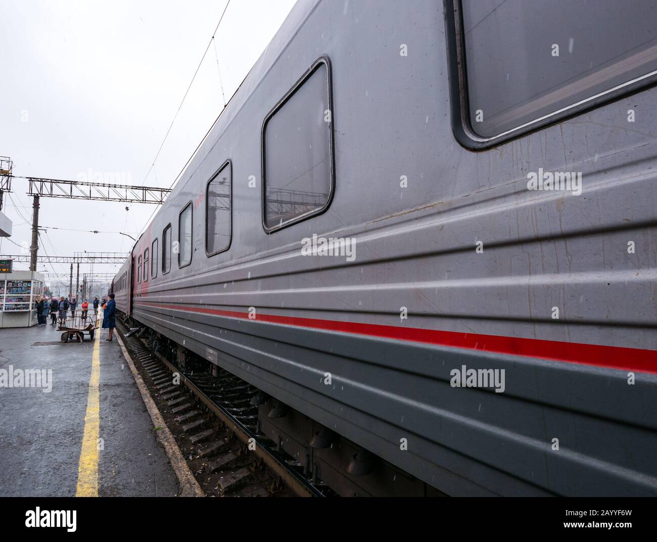 Treno trans-Siberian Express alla stazione ferroviaria di Tyumen e neving, Siberia, Federazione russa Foto Stock