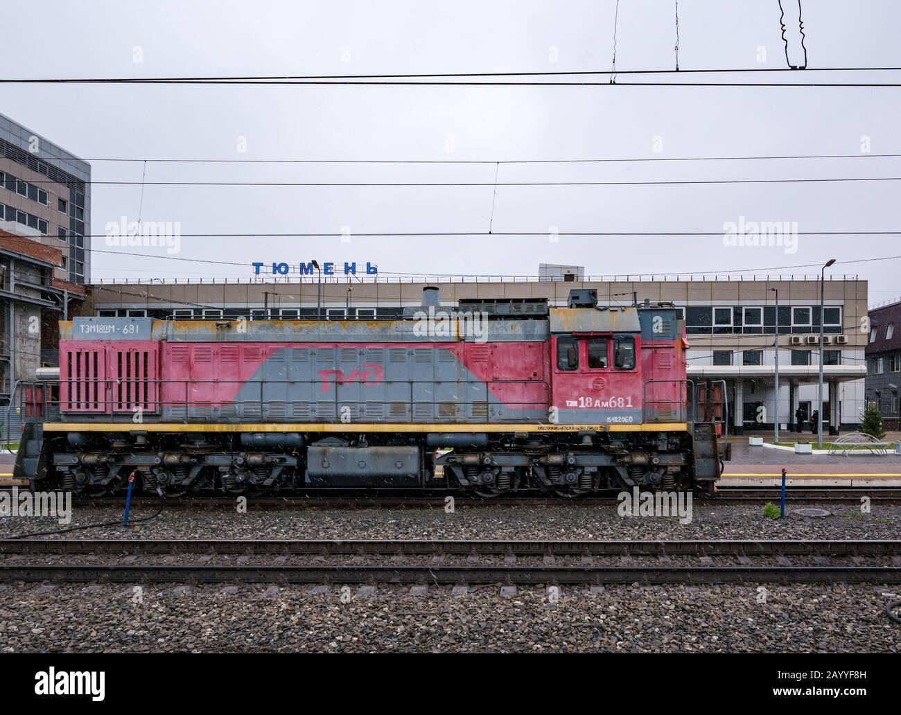 Treno motore a Tyumen stazione ferroviaria e neving, Trans-Siberian Railway route, Siberia, Federazione russa Foto Stock