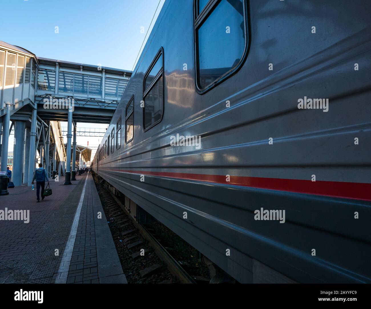 Passeggeri su piattaforma, stazione ferroviaria di Krasnoyarsk con treno Trans-Siberian Railway Express, Siberia, Federazione russa Foto Stock