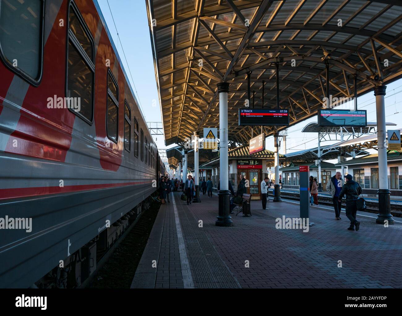 Passeggeri su piattaforma, stazione ferroviaria di Krasnoyarsk con treno Trans-Siberian Railway Express, Siberia, Federazione russa Foto Stock