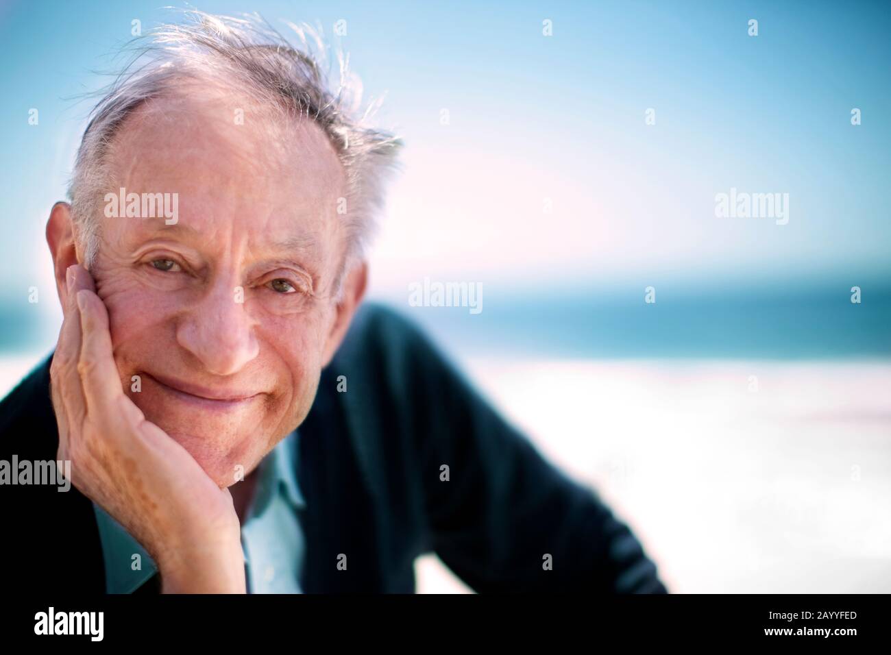 Uomo anziano in spiaggia. Foto Stock