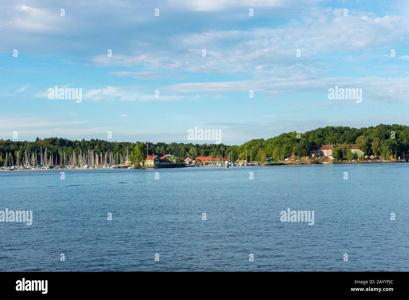 Vista del fiordo di Oslofjord dal porto di fronte al municipio di Oslo, Norvegia. Foto Stock