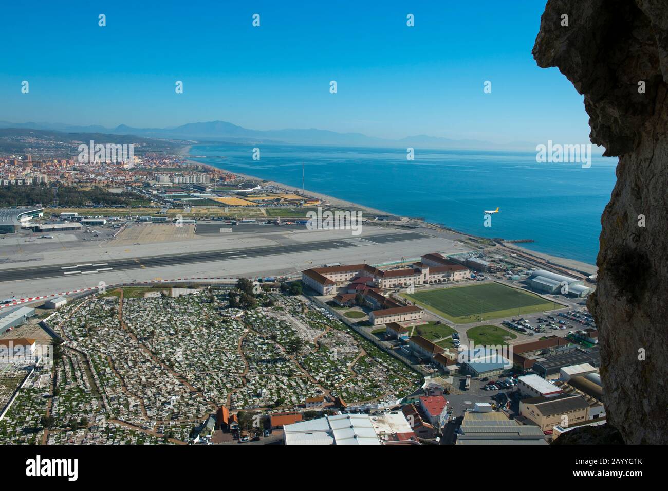 Vista dell'aeroporto con un atterraggio aereo e la Spagna dai tunnel della seconda guerra mondiale all'interno della Rocca di Gibilterra, che è un territore britannico d'oltremare Foto Stock