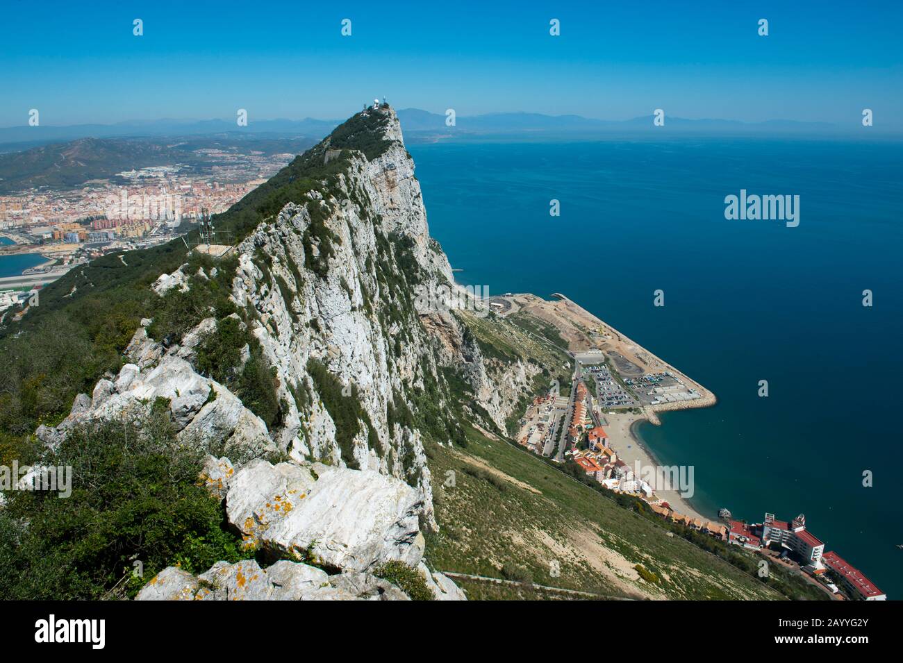 Vista della roccia e del Mar Mediterraneo dalla piattaforma di osservazione in cima alla Rocca di Gibilterra, che è un territorio britannico d'oltremare, locat Foto Stock