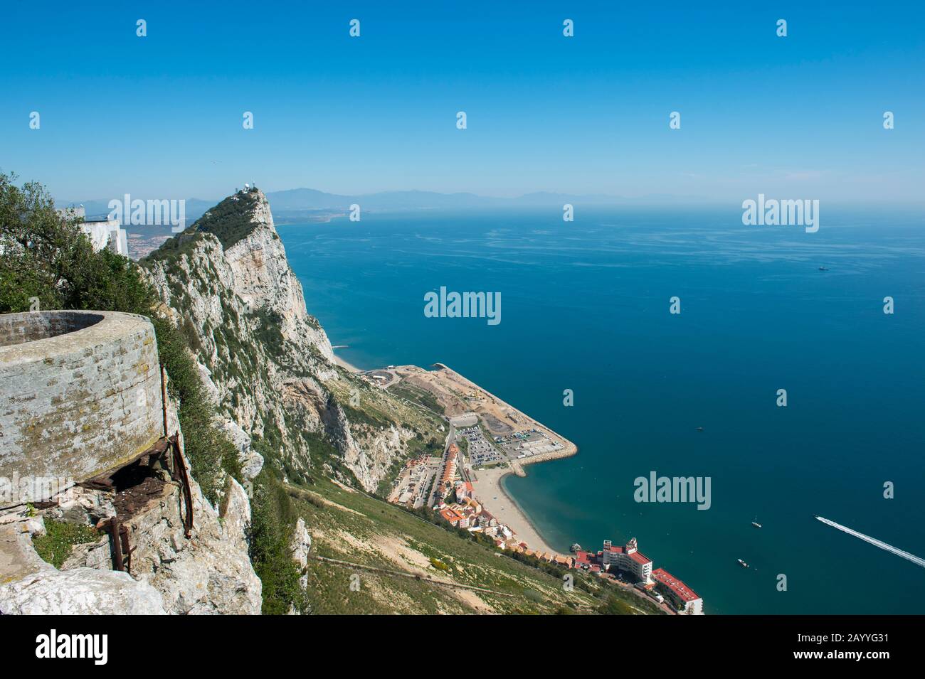 Vista della roccia e del Mar Mediterraneo dalla piattaforma di osservazione in cima alla Rocca di Gibilterra, che è un territorio britannico d'oltremare, locat Foto Stock