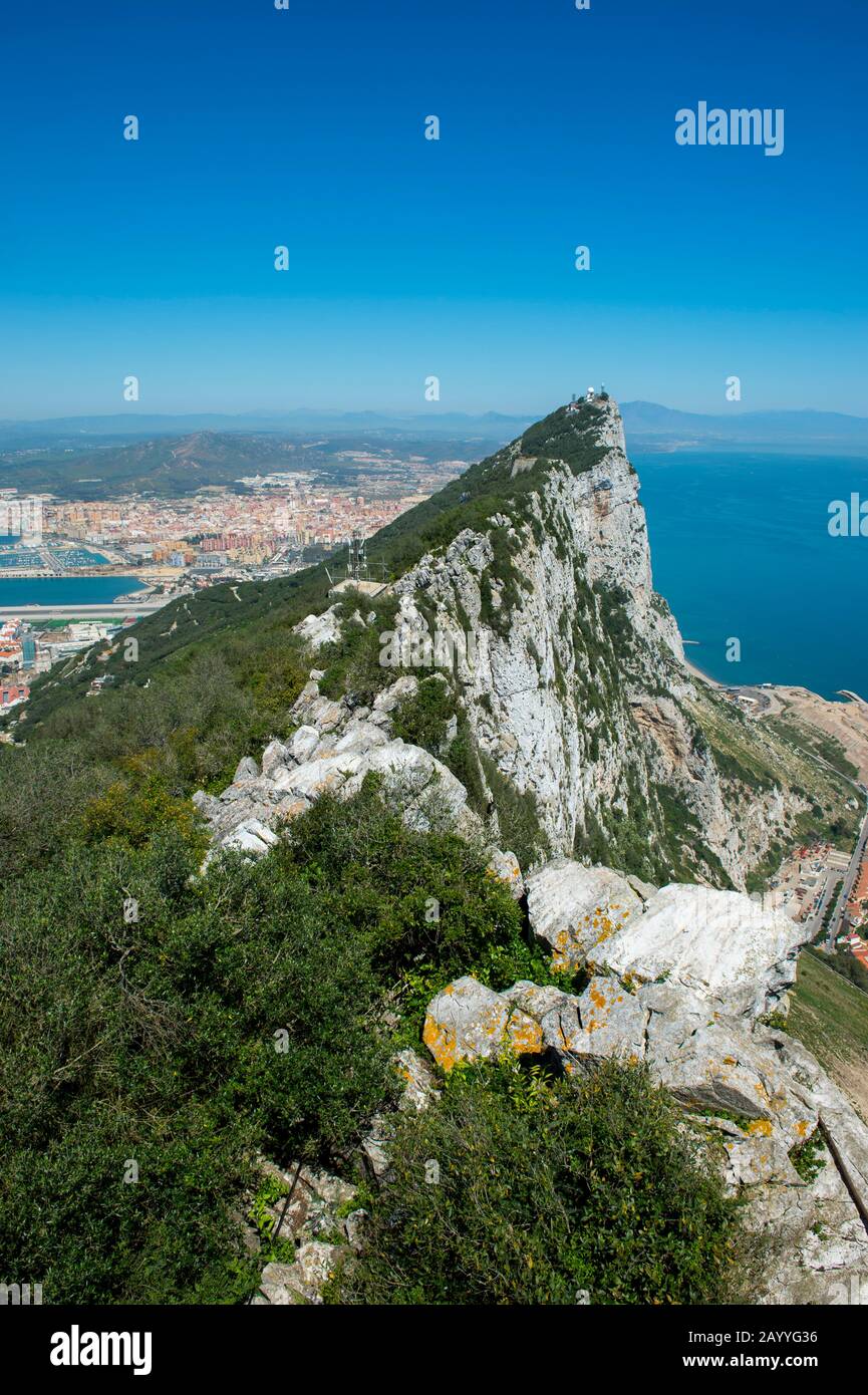 Vista della roccia e del Mar Mediterraneo dalla piattaforma di osservazione in cima alla Rocca di Gibilterra, che è un territorio britannico d'oltremare, locat Foto Stock