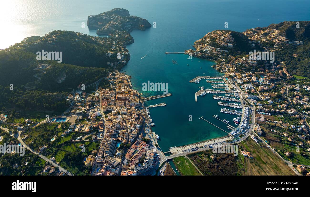 Veduta aerea, Port d'Andratx, Porto di Andratx, nel pittoresco paesaggio collinare, Andratx, Europa, Isole Baleari, Spagna, barche, sbarco, molo, b Foto Stock