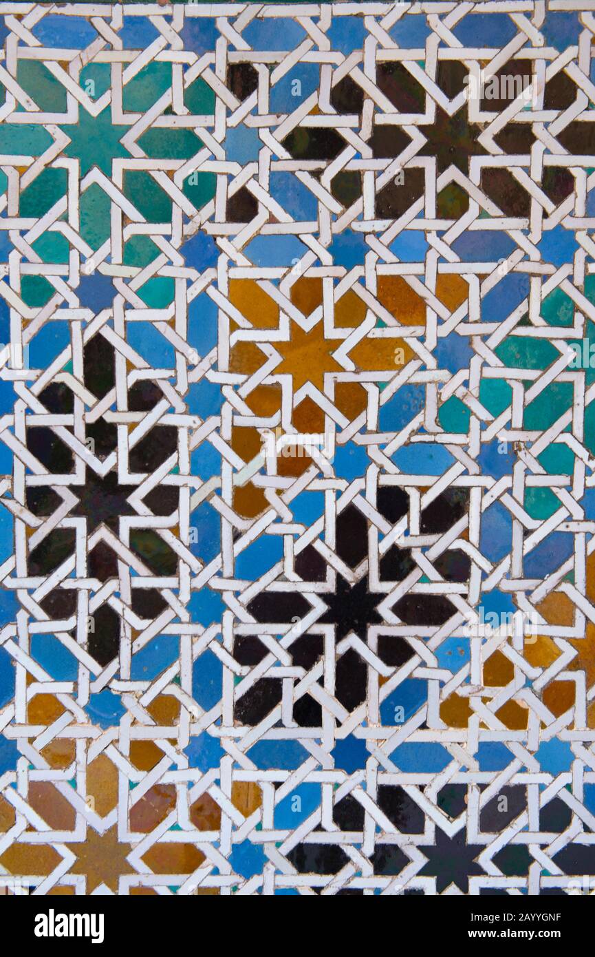 Dettaglio dell'architettura moresca (mosaico) nell'Alcazar, un palazzo reale, originariamente un forte moresco a Siviglia, Andalusia, Spagna. Foto Stock