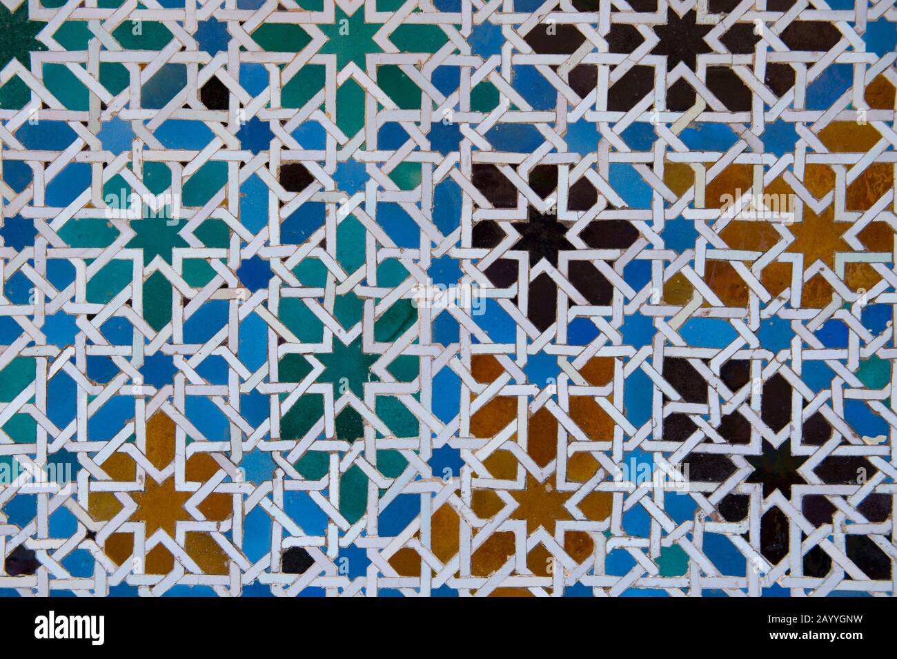 Dettaglio dell'architettura moresca (mosaico) nell'Alcazar, un palazzo reale, originariamente un forte moresco a Siviglia, Andalusia, Spagna. Foto Stock