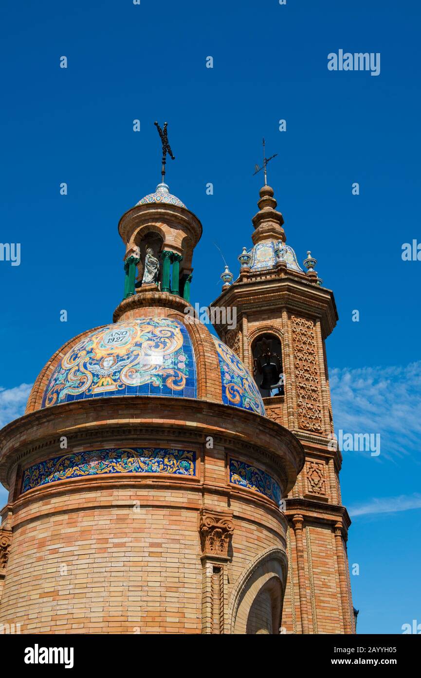 Particolare di una piccola chiesa al ponte storico Puente de Isabel II al fiume Guadalquivir a Siviglia, Andalusia, Spagna. Foto Stock