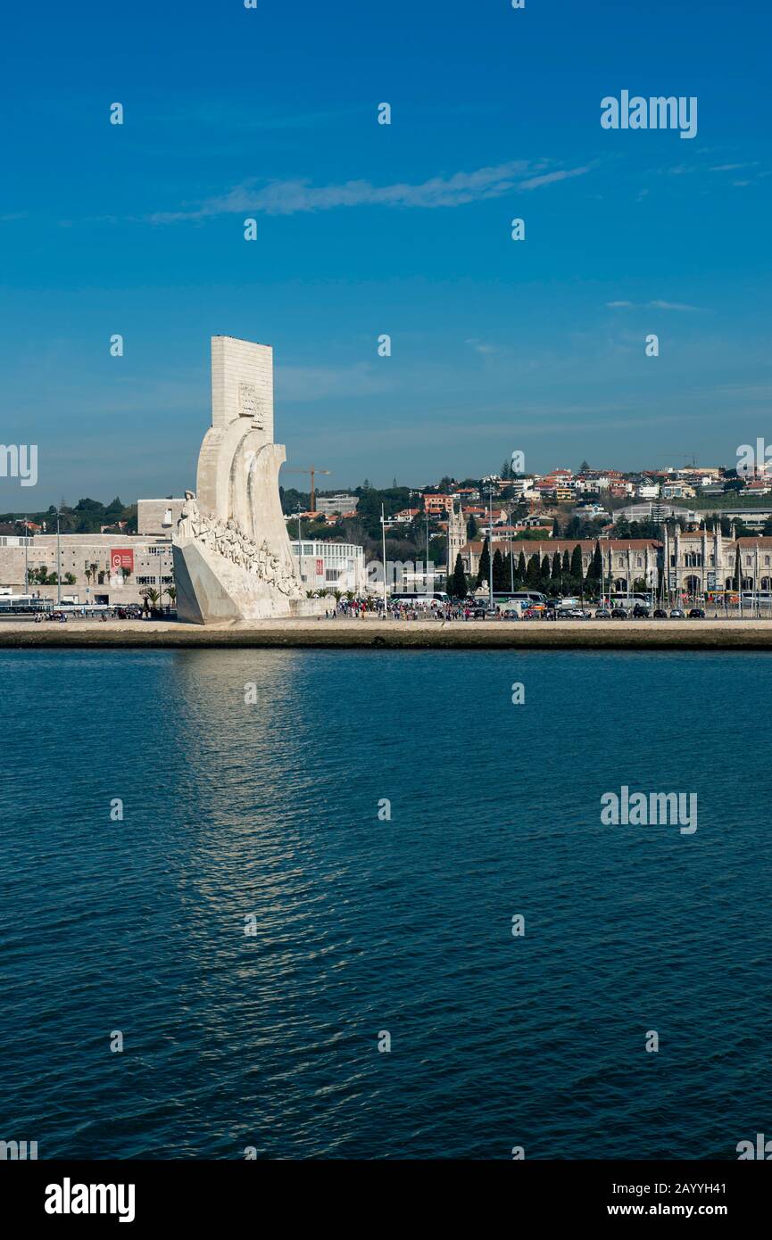 Vista del Monumento alle scoperte dal fiume Tago a Lisbona, la capitale del Portogallo. Foto Stock