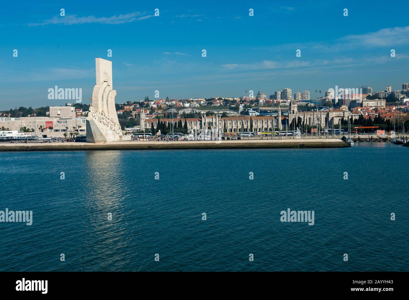 Vista del Monumento alle scoperte dal fiume Tago a Lisbona, la capitale del Portogallo. Foto Stock