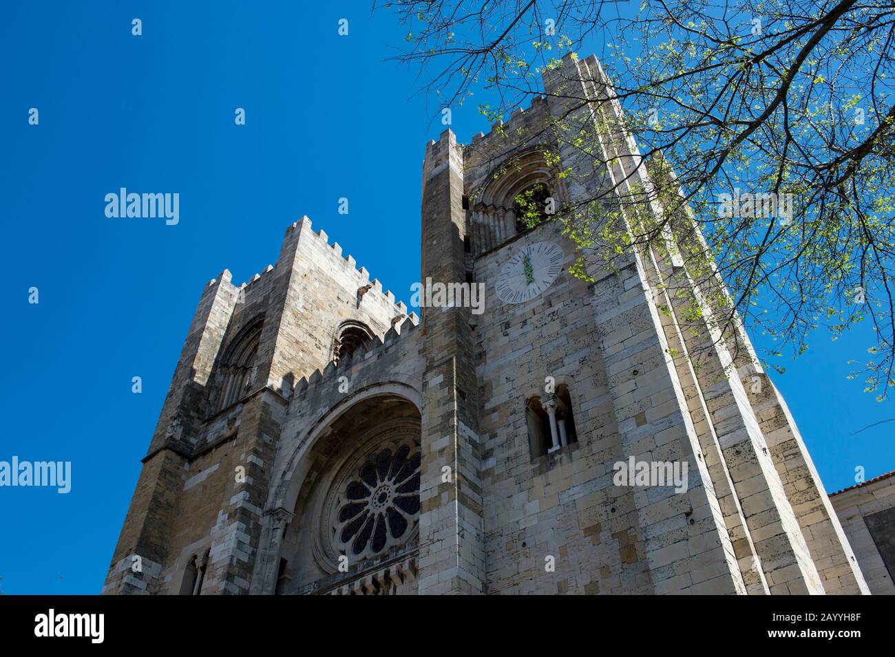 La cattedrale cattolica romana nella tradizionale Alfama, il vecchio quartiere di Lisbona, la capitale del Portogallo. Foto Stock