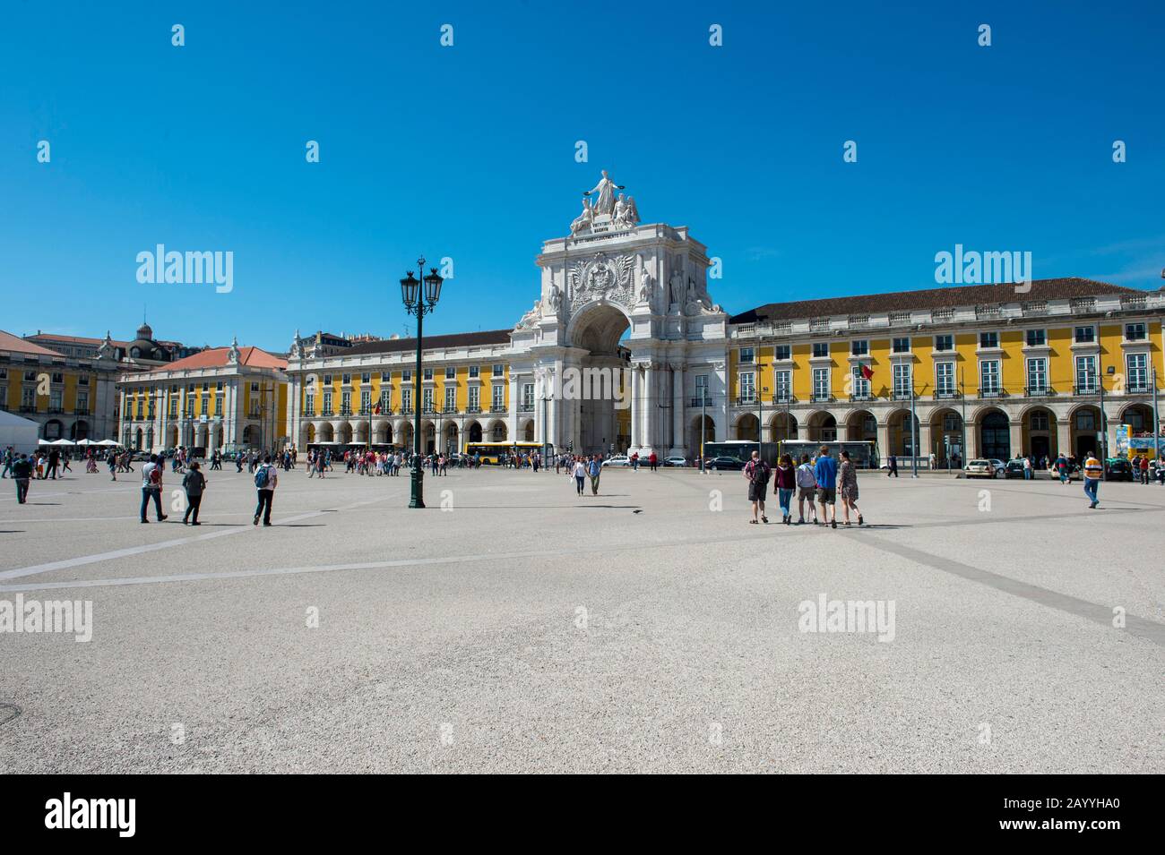 La Praca do Comercio (Piazza del Commercio) con l'arco di Lisbona, la capitale del Portogallo. Foto Stock
