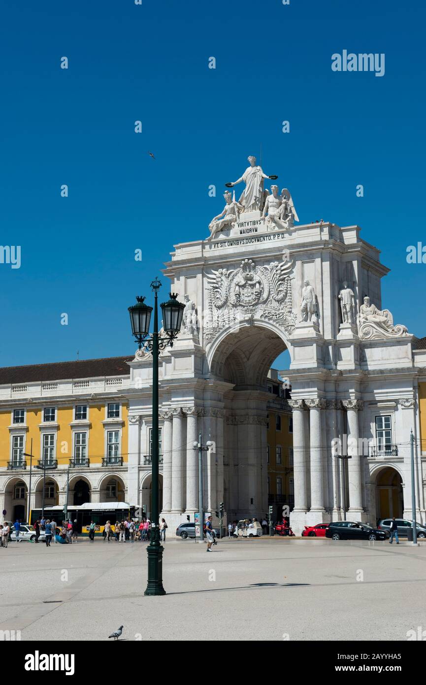 La Praca do Comercio (Piazza del Commercio) con l'arco di Lisbona, la capitale del Portogallo. Foto Stock
