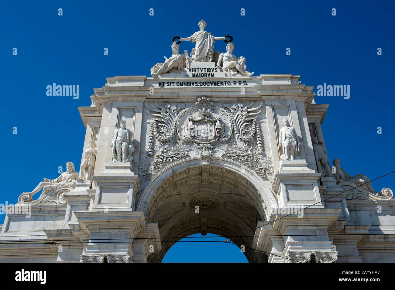 L'arco della Praca do Comercio (Piazza del Commercio) a Lisbona, la capitale del Portogallo. Foto Stock