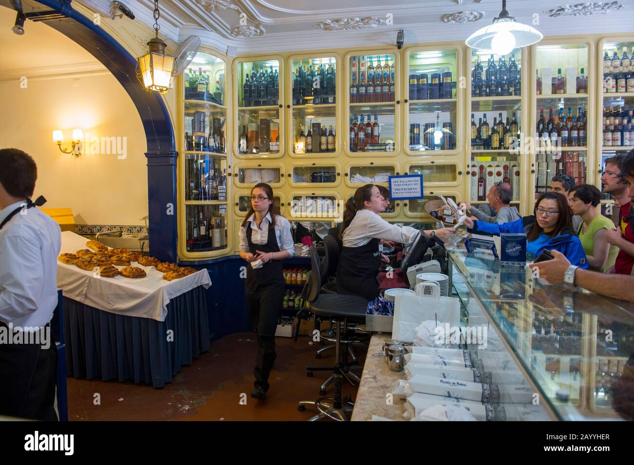 Persone che lavorano nella Pasteis de Belem panificio e negozio di vendita Pastello de nata, che è una pasta portoghese torta di uova, a Lisbona, la capitale di Foto Stock