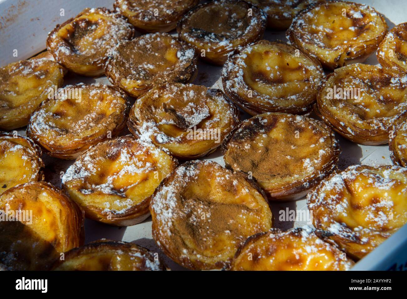 Primo piano di Pastel de nata, che è una pasta portoghese per la crostata di uova, a Lisbona, la capitale del Portogallo. Foto Stock