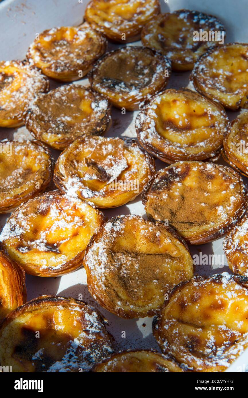 Primo piano di Pastel de nata, che è una pasta portoghese per la crostata di uova, a Lisbona, la capitale del Portogallo. Foto Stock