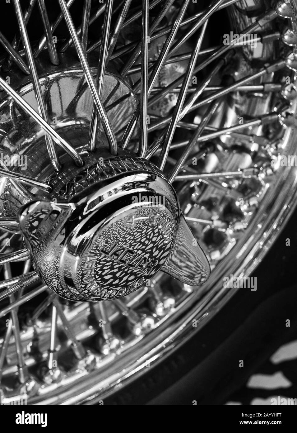 Primo piano su una vettura Jaguar e-Type Zero esposta alla mostra Victoria and Albert Museum intitolata Cars: Accelerating the Modern World. Foto Stock