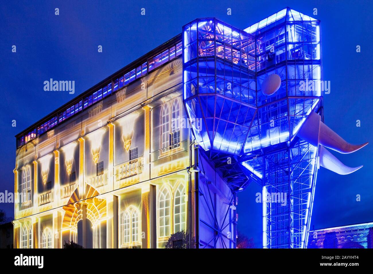 Elefante di vetro illuminato del Parco Maximilian, Germania, Renania Settentrionale-Vestfalia, zona della Ruhr, Hamm Foto Stock