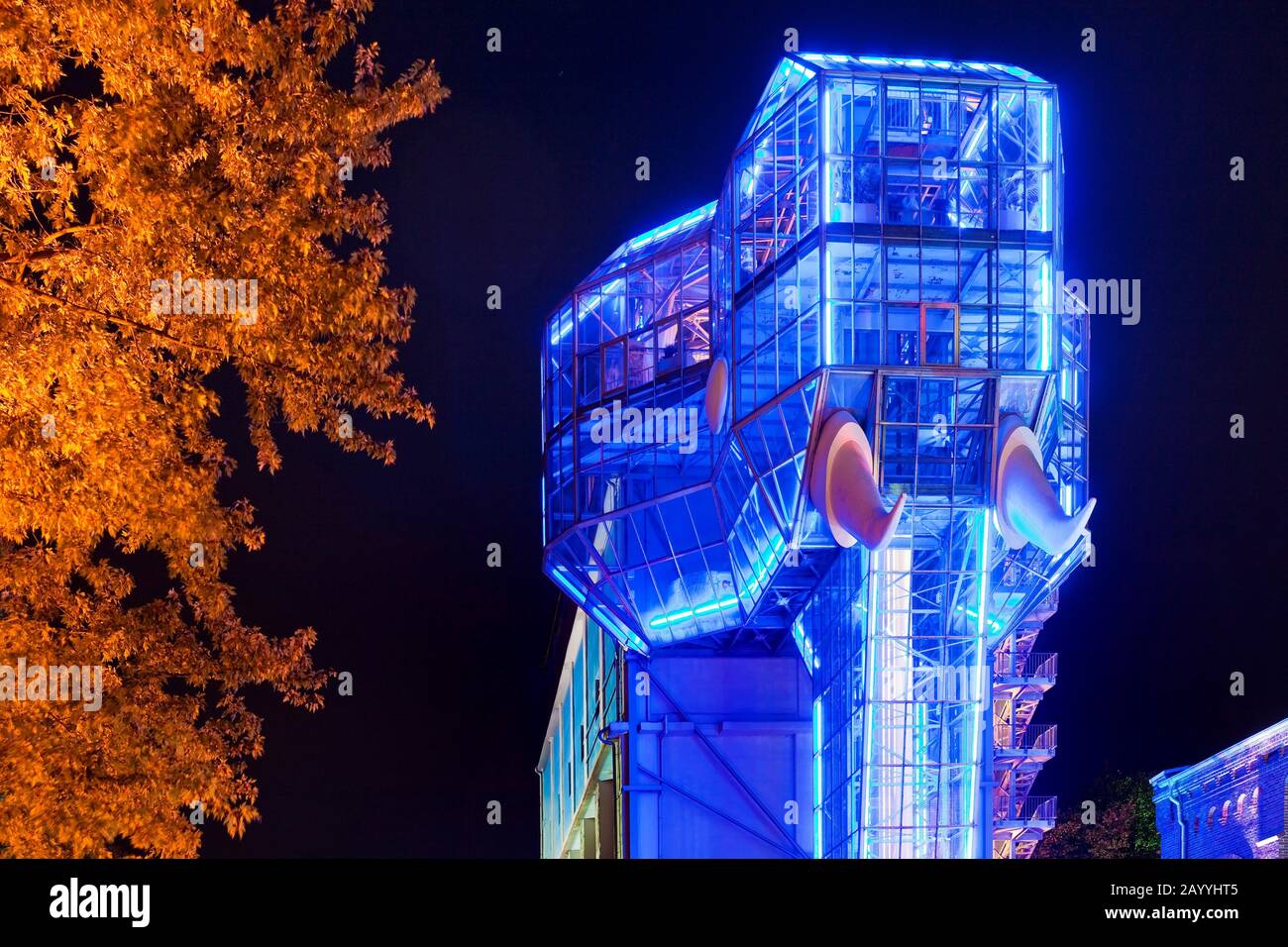 Elefante di vetro illuminato del Parco Maximilian, Germania, Renania Settentrionale-Vestfalia, zona della Ruhr, Hamm Foto Stock