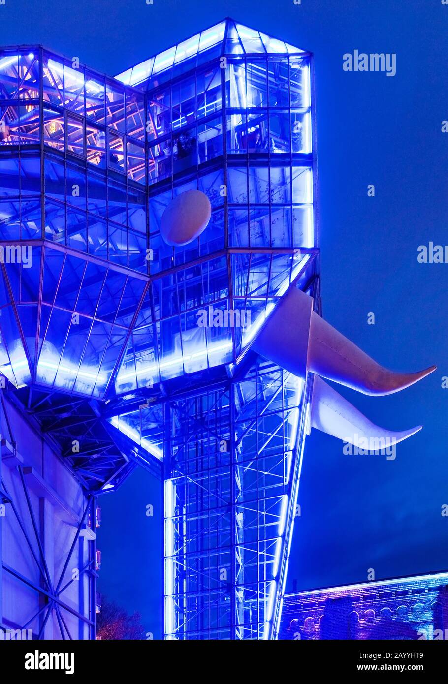 Elefante di vetro illuminato del Parco Maximilian, Germania, Renania Settentrionale-Vestfalia, zona della Ruhr, Hamm Foto Stock