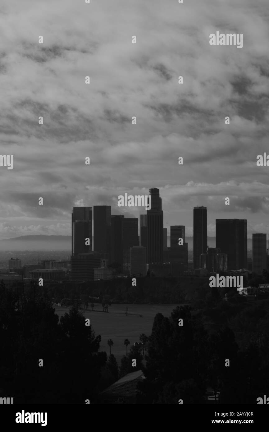 Iconico Los Angles Skyline contro il cielo nuvoloso in nero e. Bianco Foto Stock