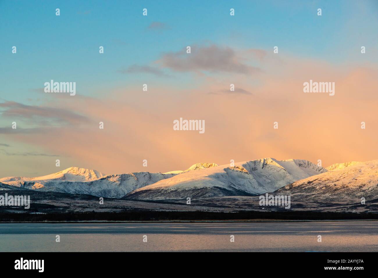 Alba rossa sull'isola Kvaloeya, Norvegia, Troms, Kvaloya Foto Stock