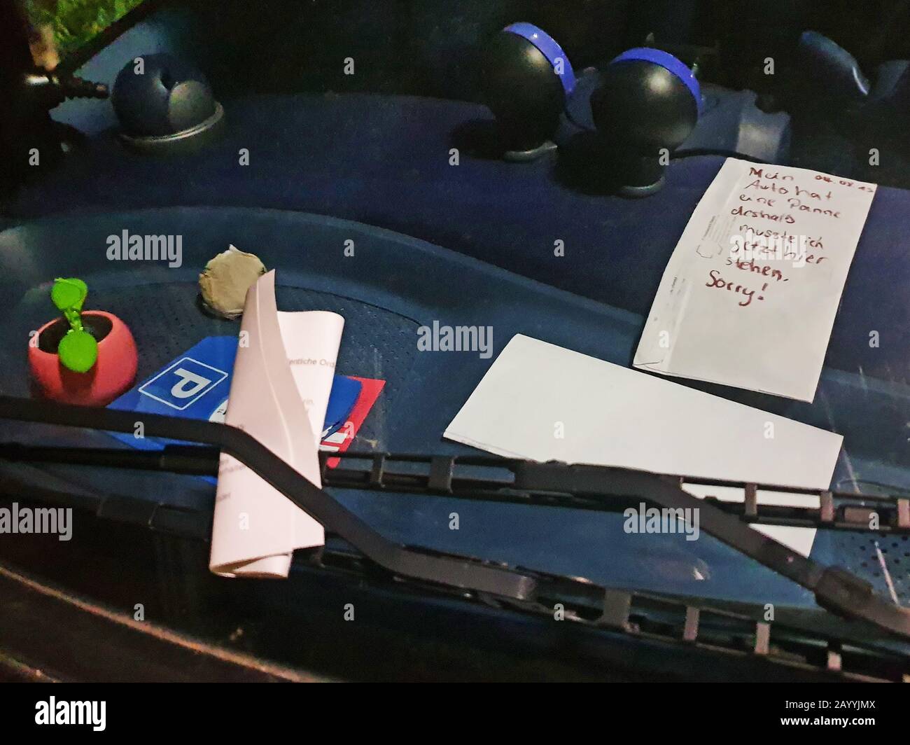 Violazione di separazione su un parabrezza nonostante la richiesta di non farlo causa di un guasto, Germania Foto Stock