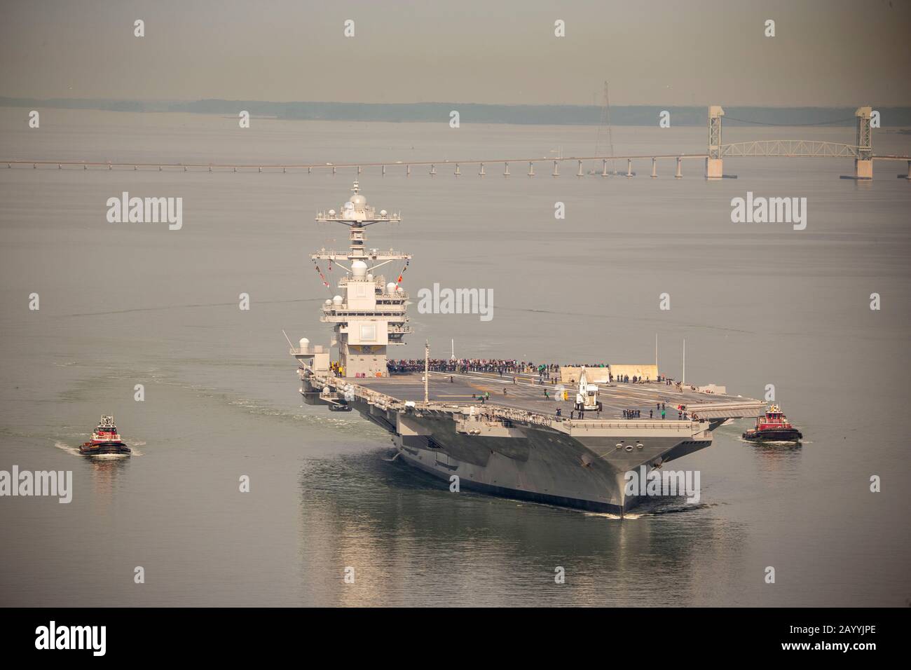 La portaerei nucleare USS Gerald R. Ford della classe Nimitz della marina statunitense inizia la sperimentazione in mare dopo 15 mesi di reinstallazione e shakedown 25 ottobre 2019 a James River, Virginia. Foto Stock