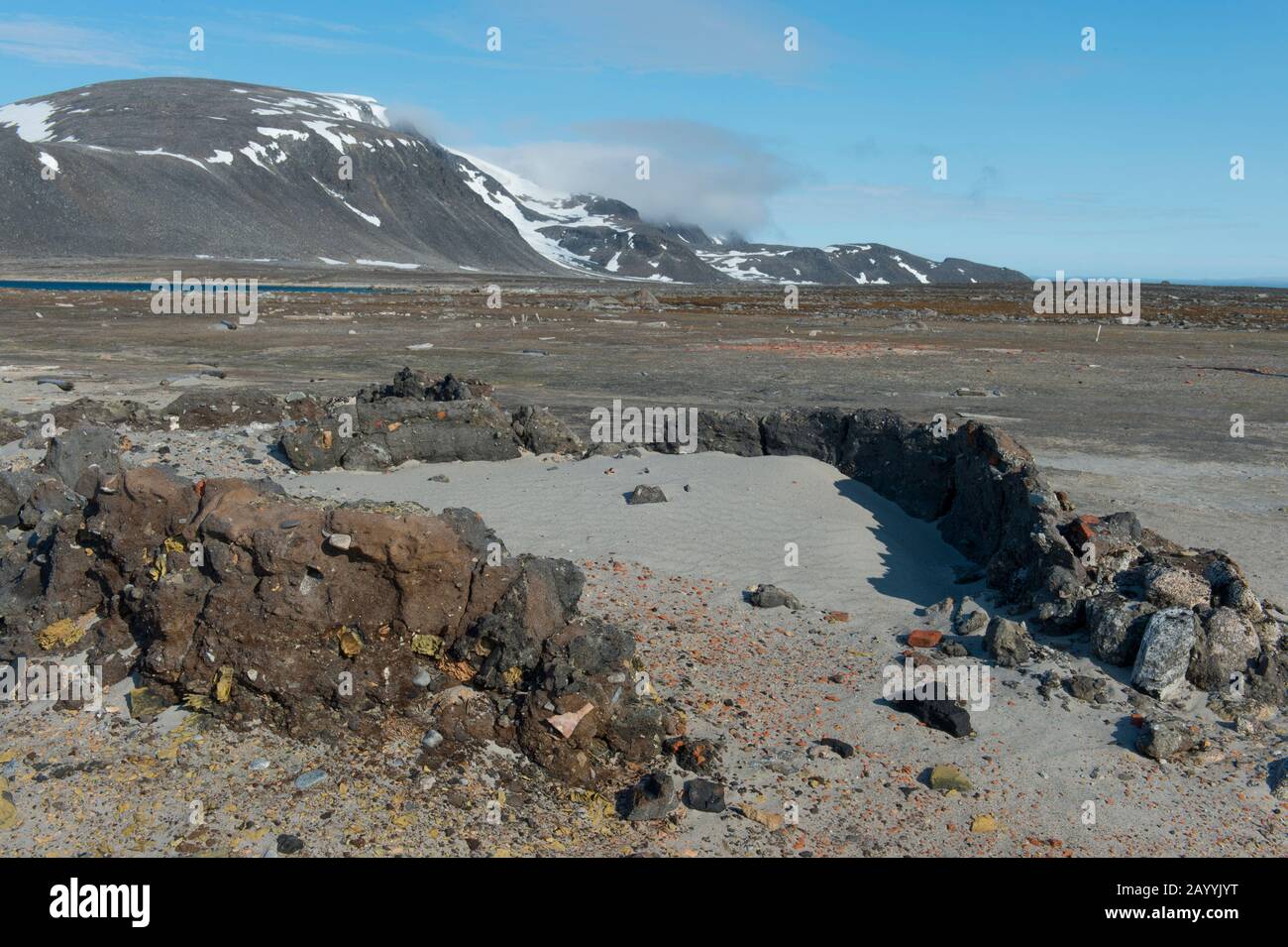 Resti delle cucine bluber su una spiaggia a Smeerenburg, isola di Amsterdam nel nord-ovest Svalbard, un'ex stazione di caccia alla balena originata con danese A. Foto Stock