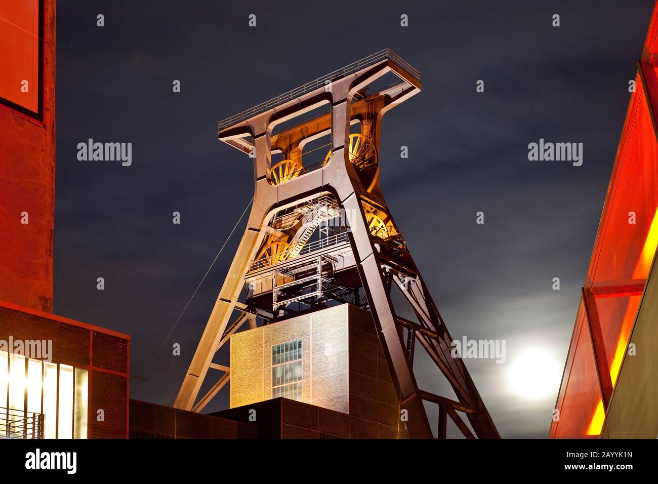 Copricapo illuminato di Schacht XII del Complesso industriale della miniera di carbone di Zollverein in serata, Germania, Renania settentrionale-Vestfalia, zona della Ruhr, Essen Foto Stock