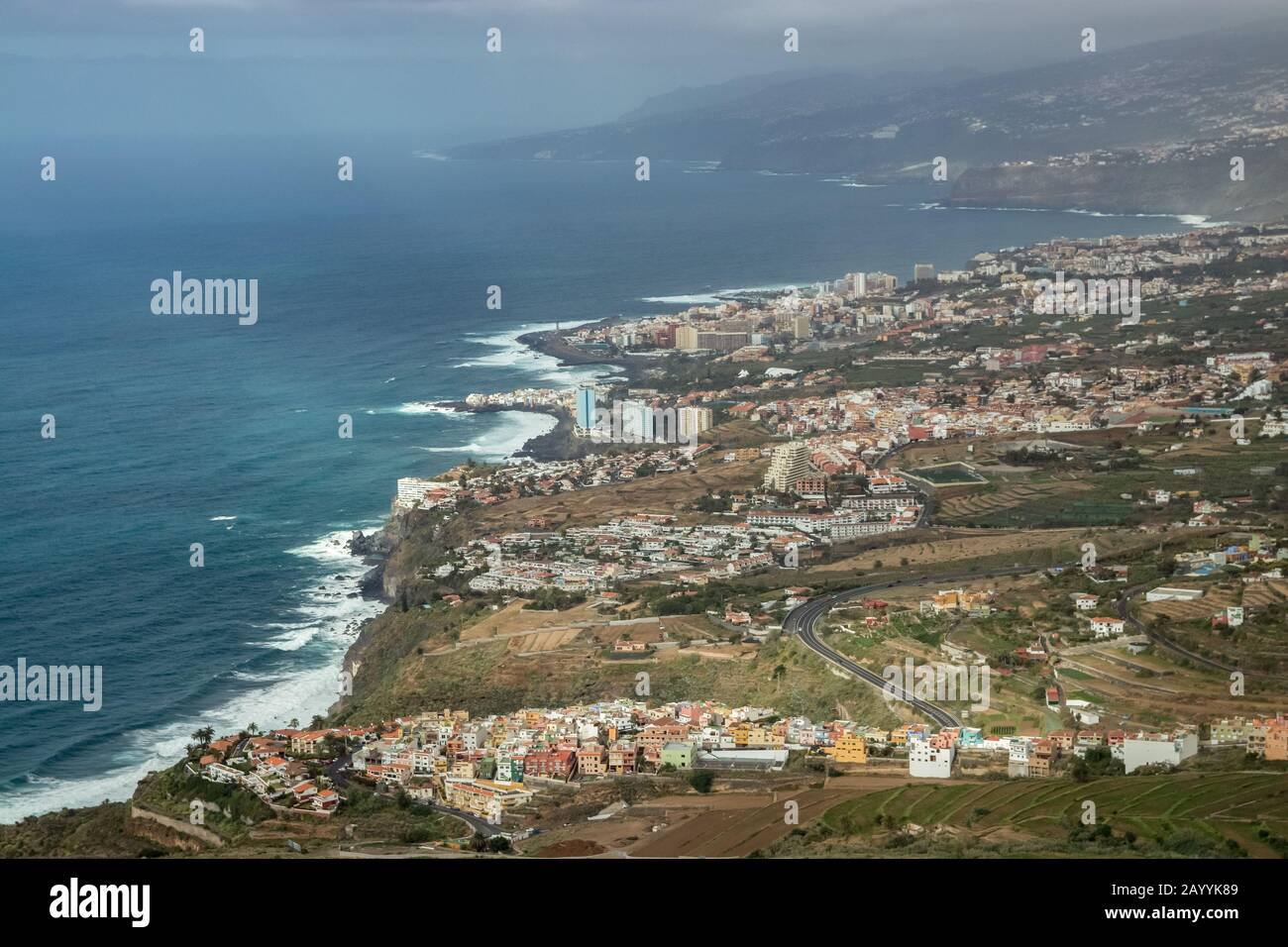 Questa fotografia panoramica, prese a Mirador de El lancia, mostra la costa nord di Tenerife e la valle di Orotava. Tenerife, Isole Canarie.. Foto Stock