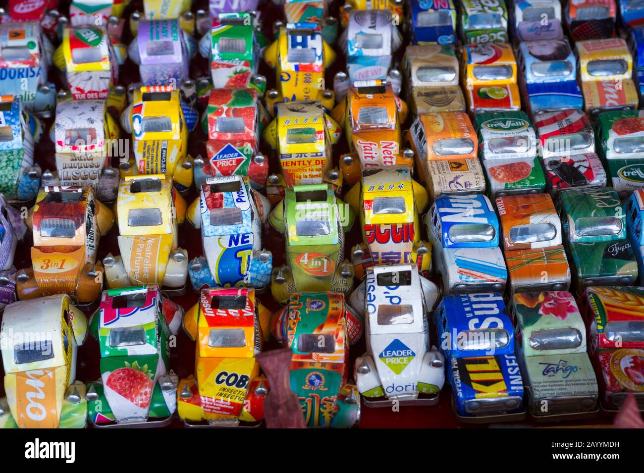 Automobili fatte di lattine di alluminio soda in un mercato souvenir di Antananarivo, la capitale del Madagascar. Foto Stock