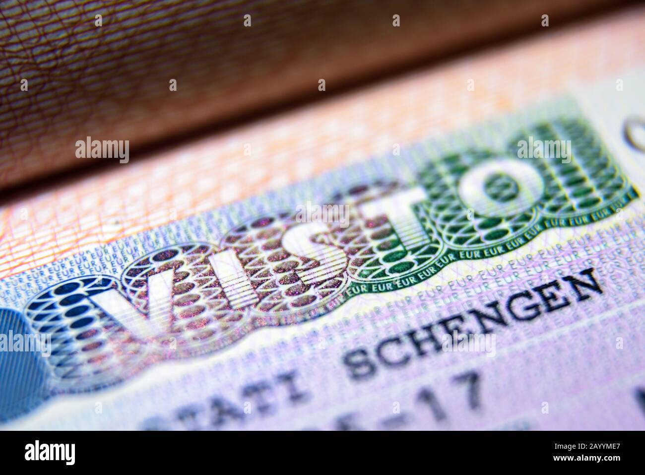 Visto in primo piano sul passaporto. Visto per visitatori italiani al controllo delle frontiere. Vista macro del visto Schengen per il turismo e i viaggi nell'UE. Documento per multipp Foto Stock