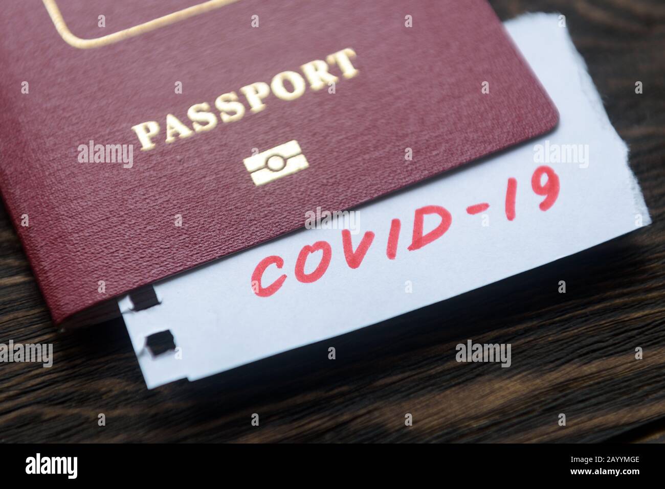 Coronavirus e concetto di viaggio. Nota COVID-19 coronavirus e passaporto. Focolaio del virus corona nuovo. Epidemia A Wuhan, Cina. Controllo delle frontiere e quar Foto Stock