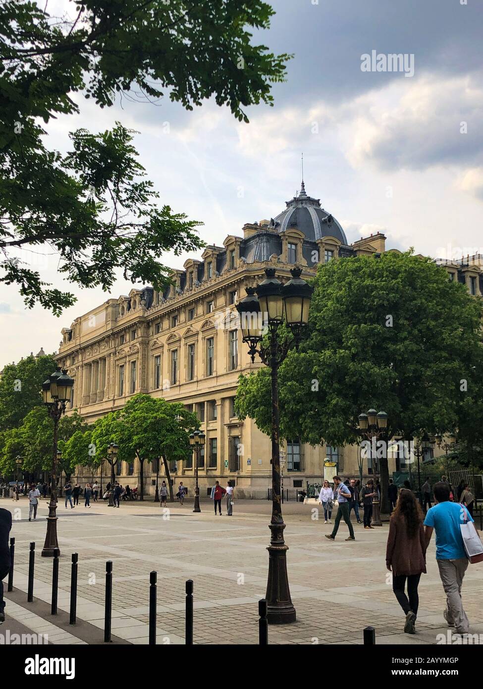 Parigi, Francia - 05.25.2019: Chiesa di Saint-Chapelle e Palais de Justice, o Corte di giustizia a Parigi, Francia. Foto Stock