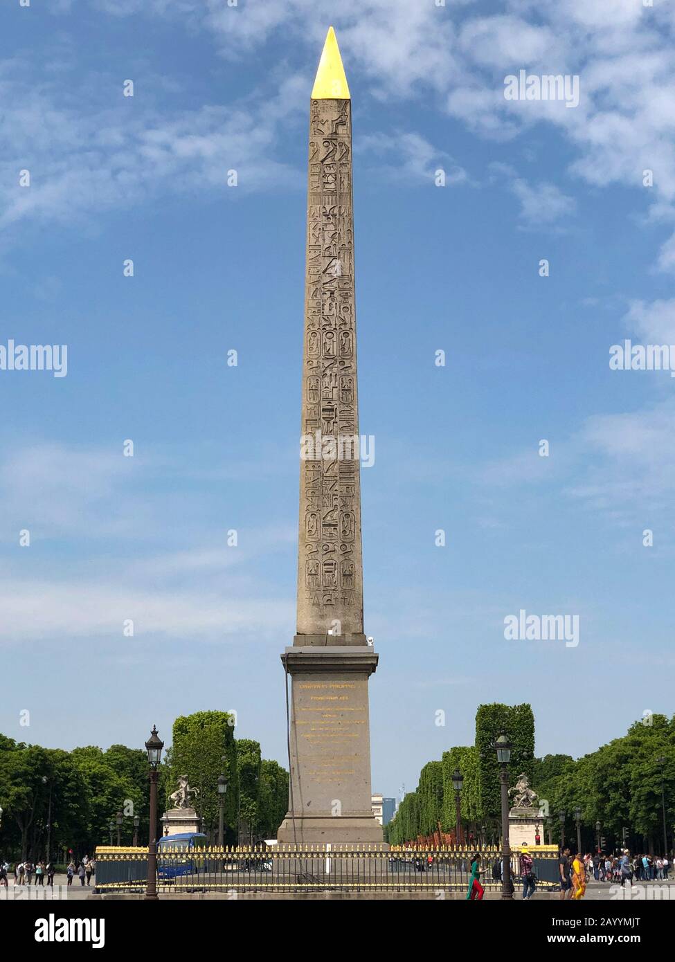 Obelisco Egiziano di Luxor in piedi al centro di Place de la Concorde a Parigi, Francia Foto Stock