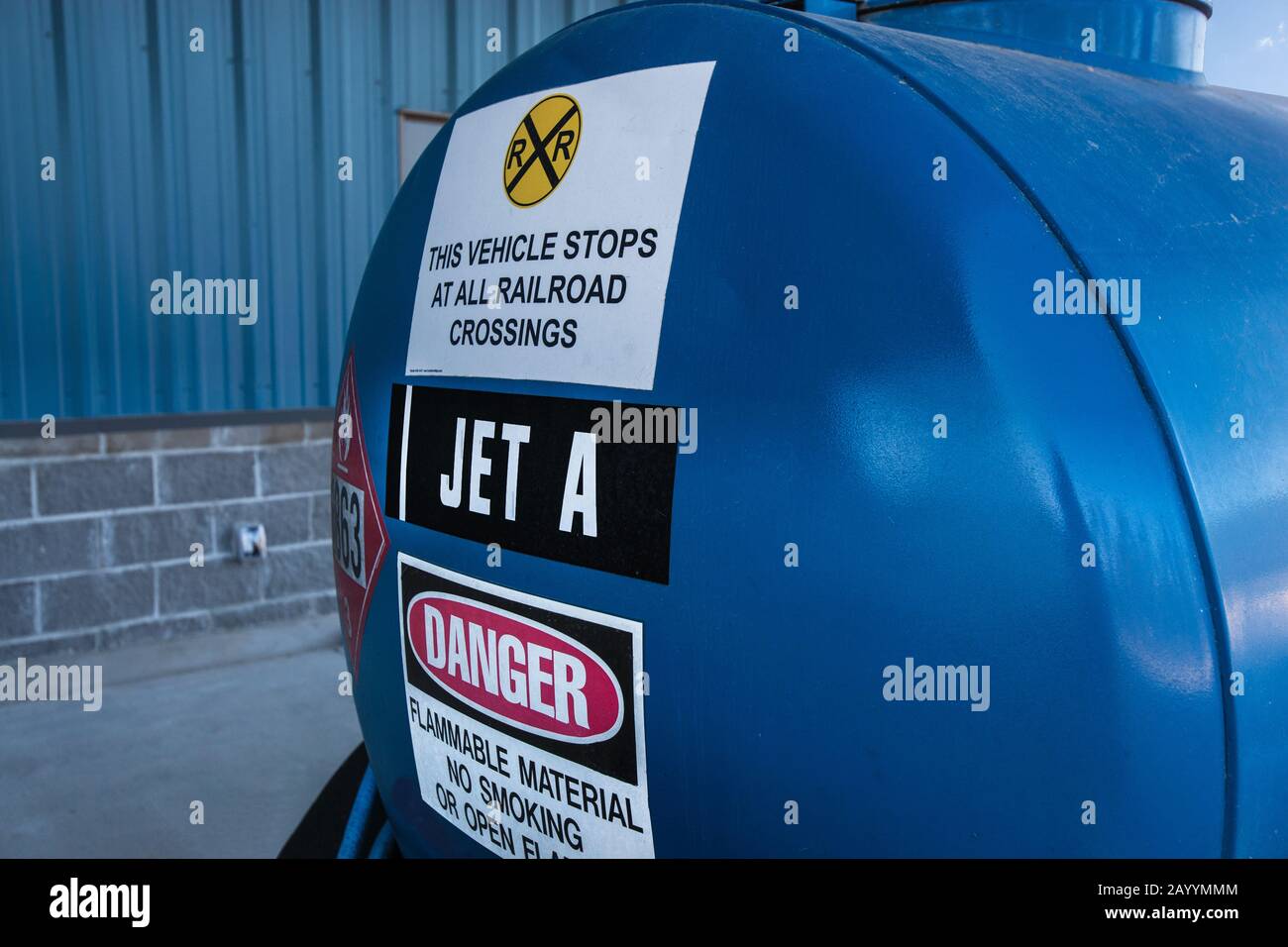 Un'unità mobile per il rifornimento di carburante Jet-A è pronta in un appendiabiti per elicotteri Foto Stock