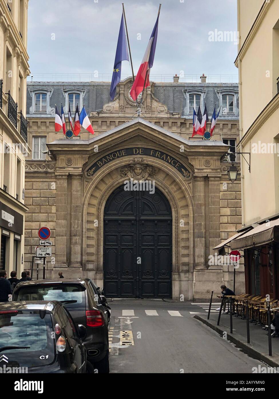 Parigi, Francia - 05.25.2019: Banca di Francia che si è dotata di bandiere francesi ed europee. Foto Stock