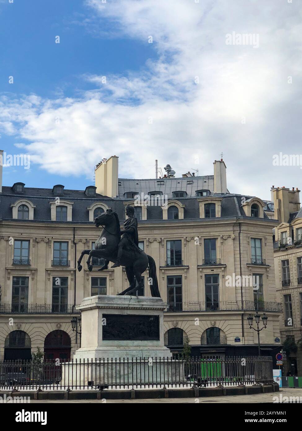 Parigi, Francia - 05.25.2019: Place Des Victoires. Al centro della piazza si trova il monumento equestre di Luigi XIV Foto Stock