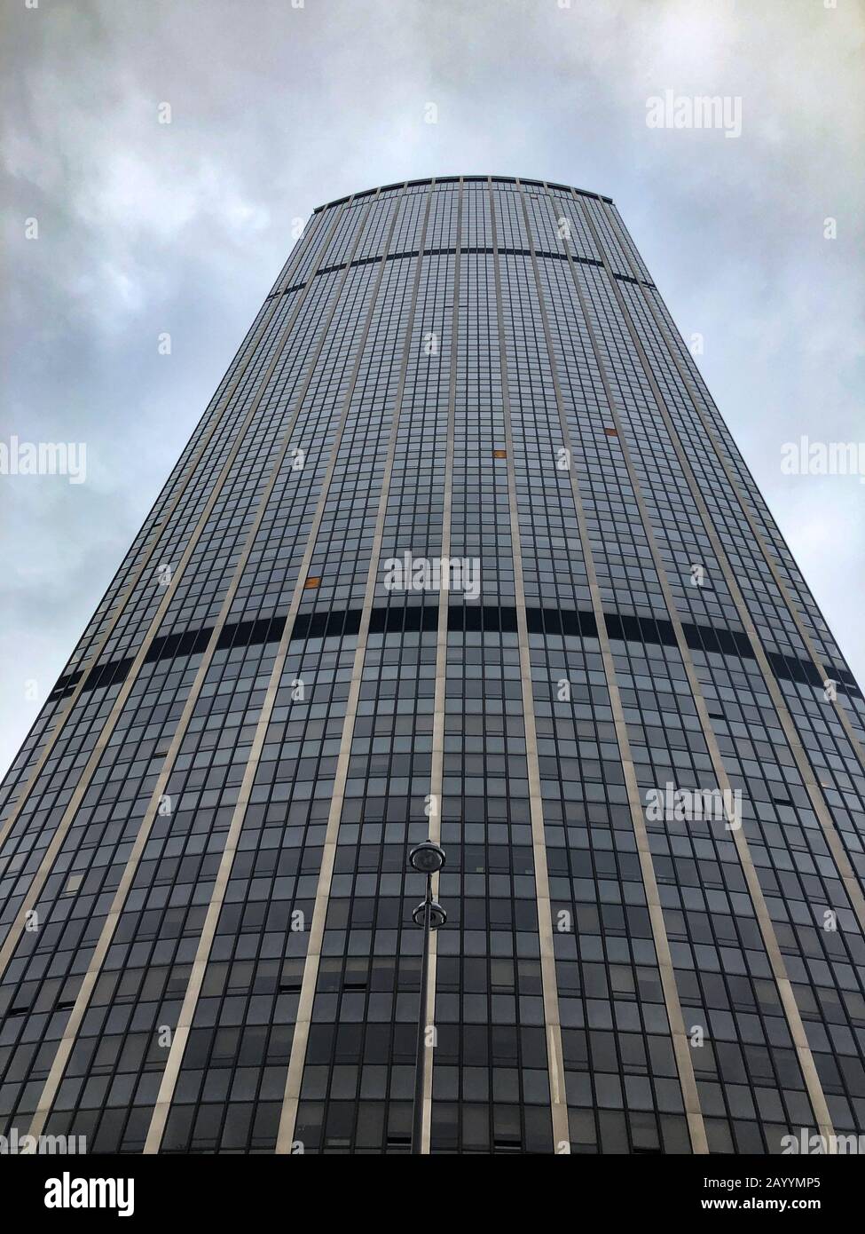 Parigi, Francia - 05.25.2019: Il grattacielo Tour Montparnasse visto da sotto a Parigi, Francia. Foto Stock